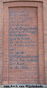 833239 Afbeelding van een tekst van de Utrechtse schrijver C.C.S. Crone (1914-1951), geschilderd in een blind raam op ...
